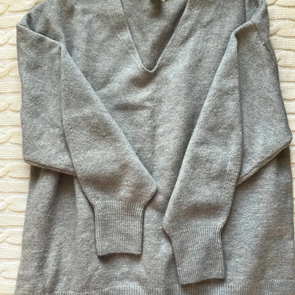 H&M Women's Gray V-Neck Sweater